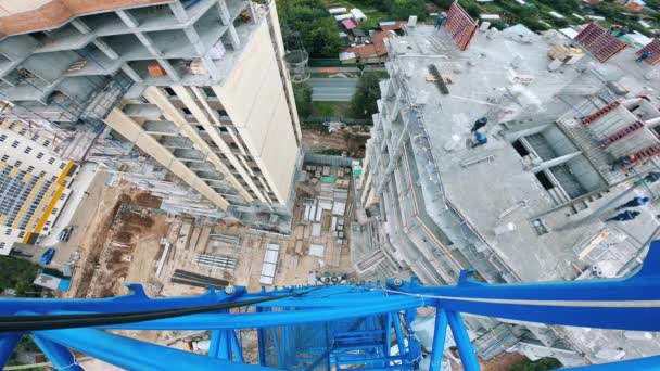 Vista superior desde la grúa torre en el sitio de construcción — Vídeo de stock