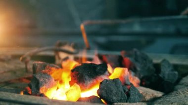 Demirci kömürü ateşe veriyor..