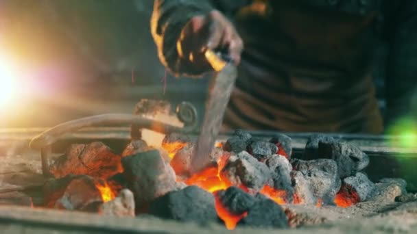 Munkás kovács ellenőrzi fűtési szén. — Stock videók