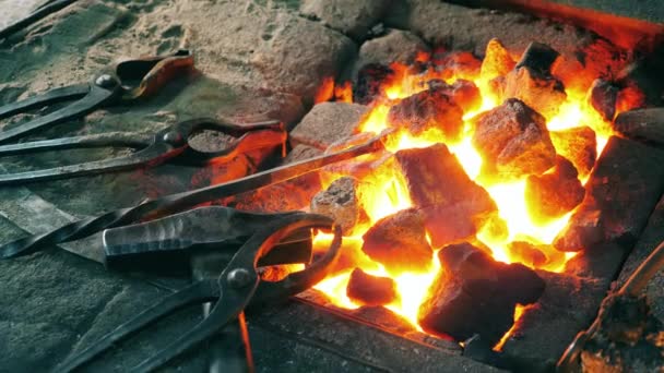 Attrezzi da fabbro vicino al fuoco. Filmati 4K — Video Stock