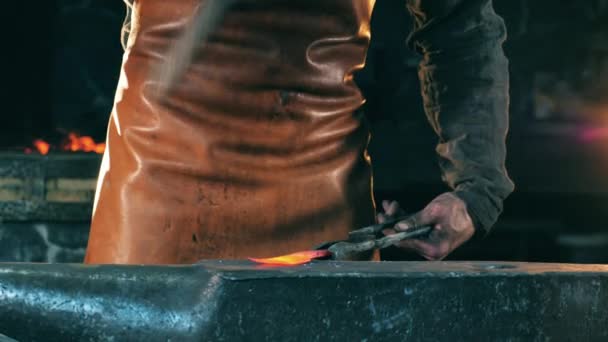 Trabajador de la fragua golpea un cuchillo con un martillo . — Vídeo de stock