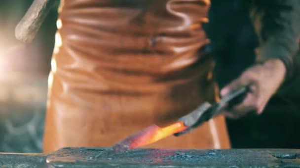 La persona forma un cuchillo caliente, usando un martillo en el yunque . — Vídeo de stock