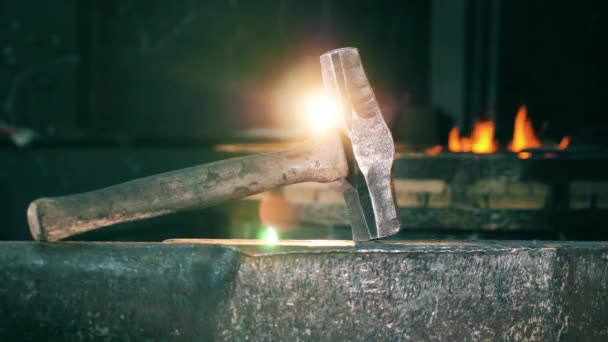 Un marteau métallique sur enclume à une forge . — Video