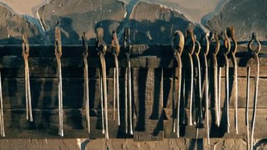 Demir ocağında asma maşası olan bir askı.