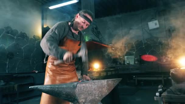 Forge lavoratore colpisce coltello metallico su incudine . — Video Stock