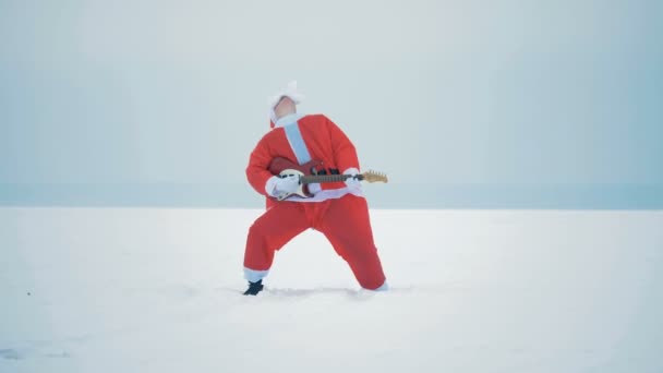 Winterlandschaft mit Weihnachtsmann an der Gitarre — Stockvideo