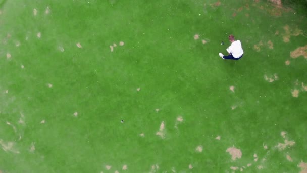 실패, 실패, 불운의 개념. 남자 선수가 들고 있는 골프 경기장에서 오랜 파업에 실패하다 — 비디오