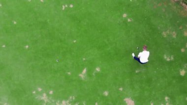 Bir adam golf sahasında vururken deliği kaçırıyor. Başarısız, başarısız, kötü gün konsepti.