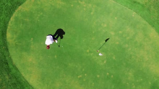 El hoyo en el campo de golf se está perdiendo durante la huelga. Falla, fracaso, concepto de desgracia . — Vídeo de stock