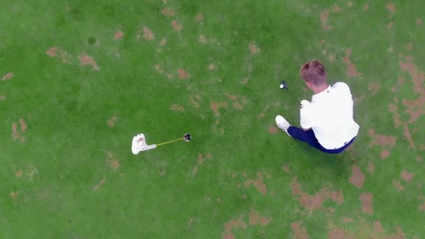 Fallimento, fallimento, concetto di disgrazia. Giovane uomo manca il buco mentre colpisce la palla da golf — Video Stock