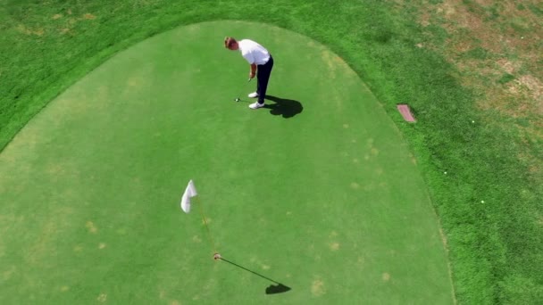 Campo de golf y un joven jugador fallando en anotar. Falla, fracaso, mal concepto del día . — Vídeos de Stock