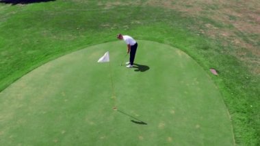 Golf sahası ve erkek oyuncu başarısız bir vuruş yapıyor. Başarısız, başarısız, kötü gün konsepti.