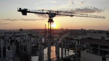 Şantiye Binası ve vinç ile.