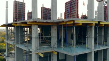 Günbatımı arka planında vinç olan inşaat alanı.