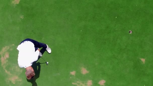 A férfi játékos sikertelenül próbál golflabdázni. Bukás, bukás, szerencsétlenség fogalma. — Stock videók