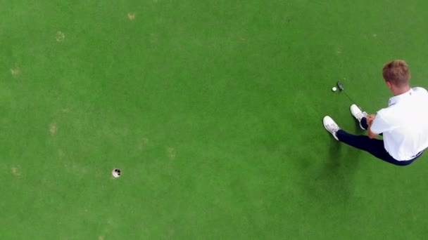 Colpo fallito di un giocatore di golf maschile in una vista dall'alto. Fallimento, fallimento, brutta giornata concetto . — Video Stock