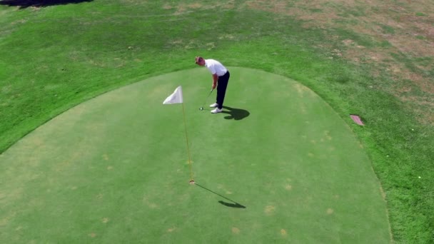 Campo de golf y un jugador masculino haciendo un golpe fallido. Falla, fracaso, mal concepto del día . — Vídeos de Stock
