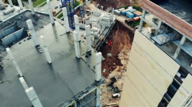 İşçi ve makineli bir şantiye..