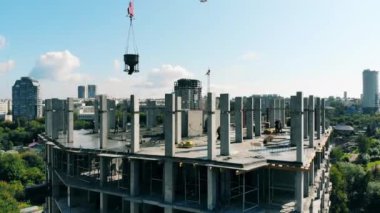 İnşaatı devam eden yüksek binalı bir şehir merkezi.