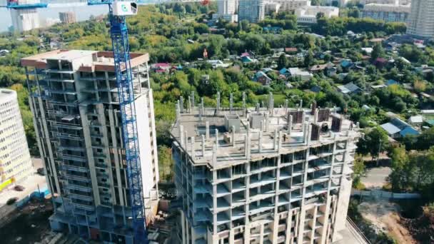 Çok katlı beton binalar devam ediyor — Stok video