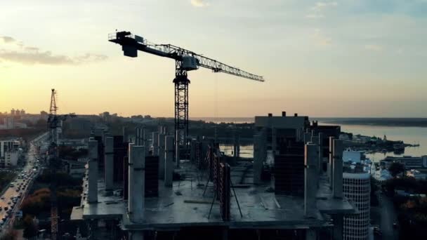 Oavslutat hus med hög kran på himlen bakgrund. — Stockvideo