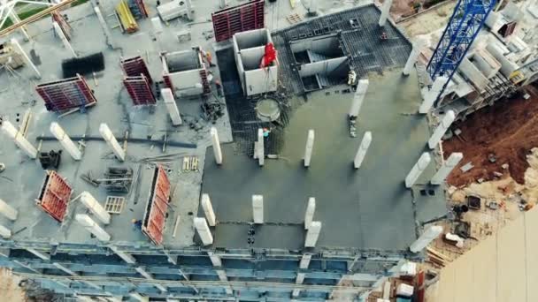 Bouwers werken met cement op bouwplaats. — Stockvideo