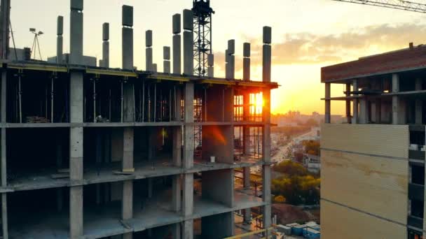 Edifício alto e guindaste no canteiro de obras . — Vídeo de Stock