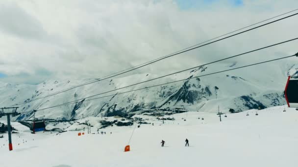 Estância de esqui com neve e teleférico. Elevador de esqui nas montanhas . — Vídeo de Stock