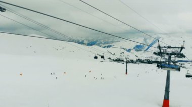 Füniküler kabinler ipler boyunca hareket ediyor.