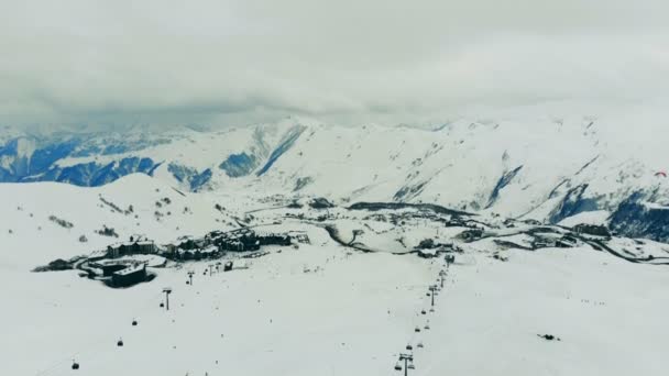 Landscape with lots of snow and a ski resort with a cableway — Stock Video