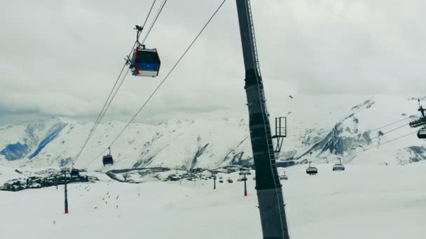 Paisaje de montaña con un funicular de transporte — Vídeo de stock