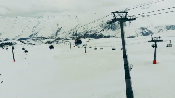 Las cabañas se mueven a lo largo del teleférico de montaña. Ascensor de esquí camino por cable en las montañas . — Vídeo de stock