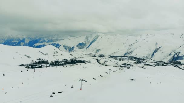 大观其景的滑雪胜地在山上。 滑雪在山上的升空. — 图库视频影像