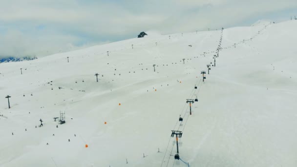 Skipiste in den verschneiten Berghängen — Stockvideo