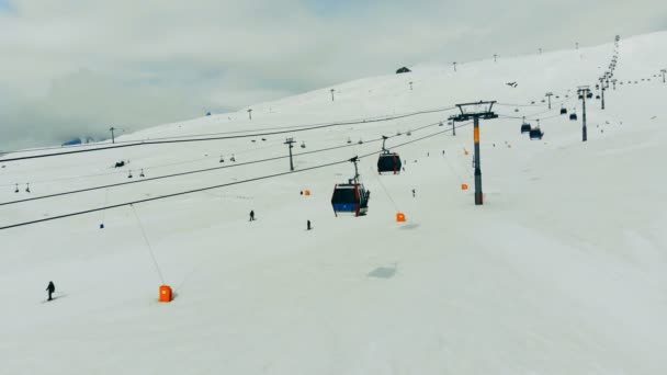 Катание на лыжах с канатной дорогой и людьми — стоковое видео