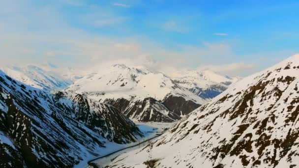 Paisaje a gran escala con montañas nevadas — Vídeos de Stock