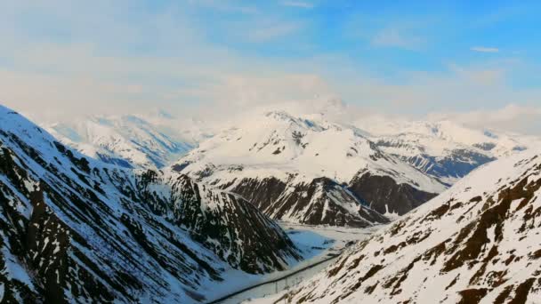 Vild natur landskap med snöiga bergstoppar — Stockvideo