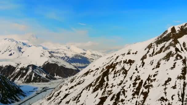 Pistes enneigées de hautes montagnes dans la nature sauvage — Video