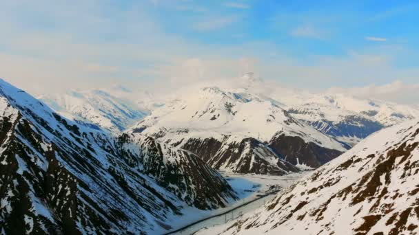 从全景看雪地的岩石和蓝天 — 图库视频影像