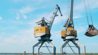 Moloz yükleyici tarafından boşaltılıyor.