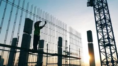Binanın metal iskeleti işçiler tarafından yapılıyor.