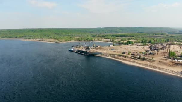 Two industrial machines are discharging gravel from a barge — Stock Video