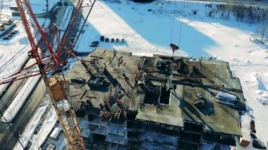 Yüksek vinç binaya yakın bir yerde çalışıyor..