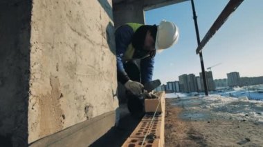 İnşaat alanı, inşaat endüstrisi, inşaat işçisi konsepti. İnşaatçı seviyeleri bir sitede bir dizgi ile tuğlalar.