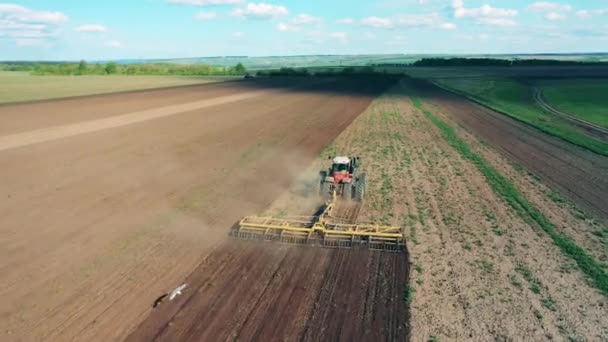 Un tracteur laboure un champ, se préparant à semer .