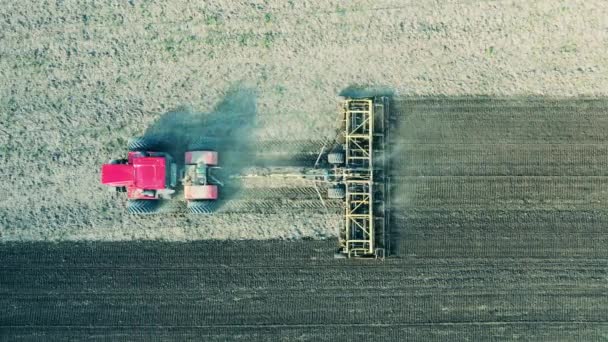 Máquina roja trabaja en surcos, siembra semillas . — Vídeo de stock