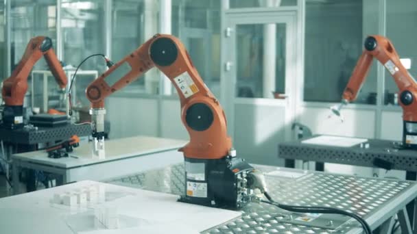 Robotica laboratorium met functionerende bionische armen — Stockvideo
