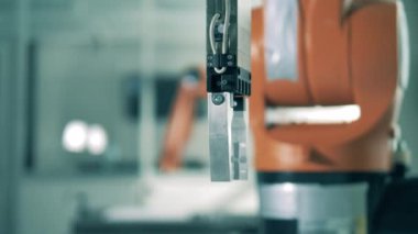 Bir küp tutan mekanik robotun metal pençesi