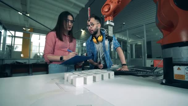 Robotik pençe, araştırmacıların kontrolü altındaki nesneleri yeniden yerleştiriyor. — Stok video