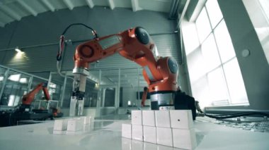 Robotik pençeler laboratuvardaki küçük küplerin yerini alıyor.